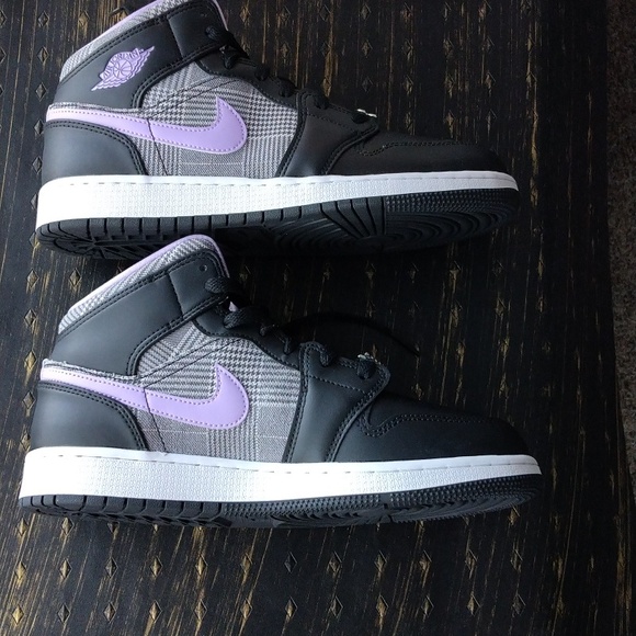 AIR JORDAN 1 MID SE GS  'HOUNDSTOOTH' SIZE 7Y. - Picture 4 of 11